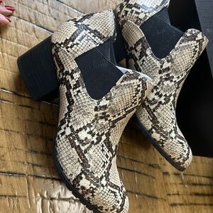 Vionic Belmont Women's Ankle Boots  "Ivory Multi Snake Leather" 8.5. New